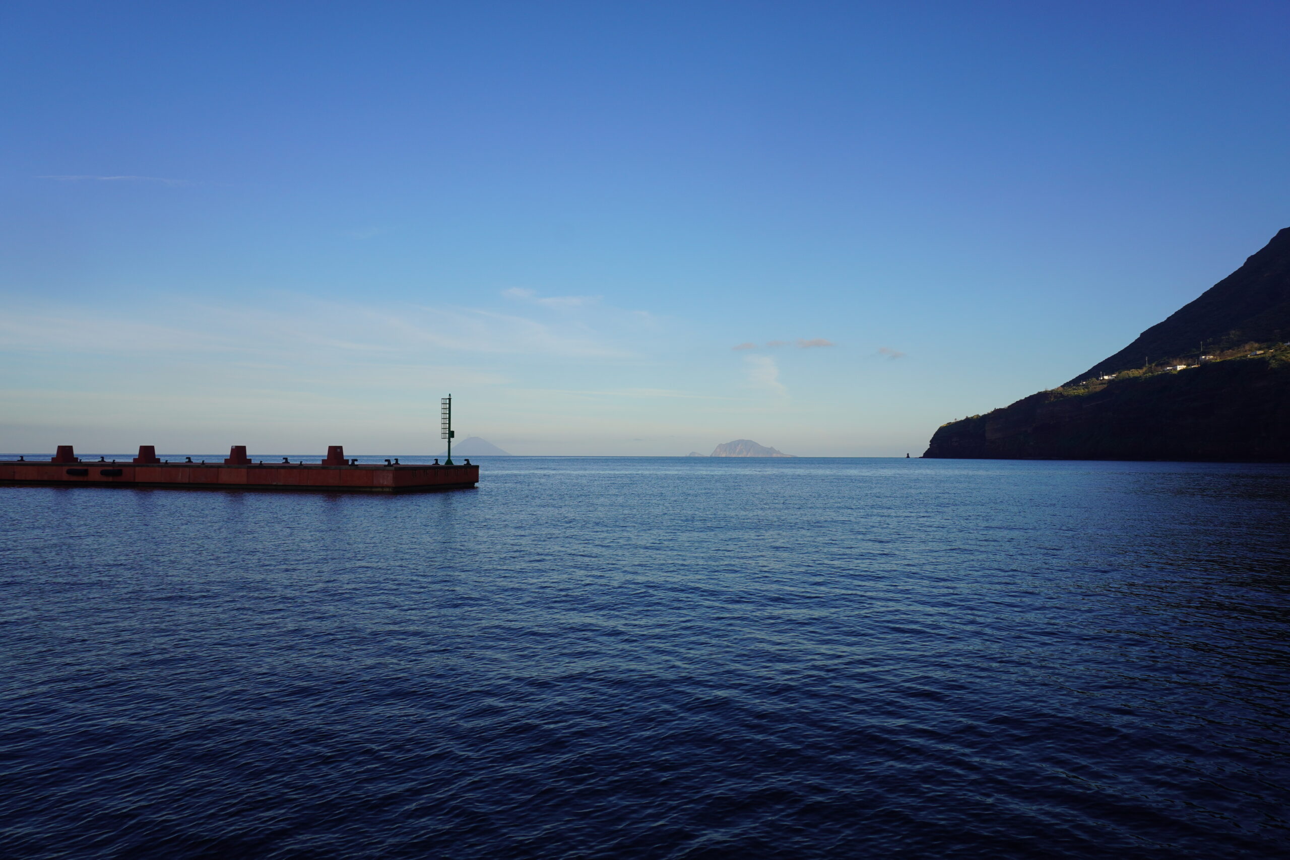 Vista del maare blu tra le isole Eolie con Stromboli sullo sfondo