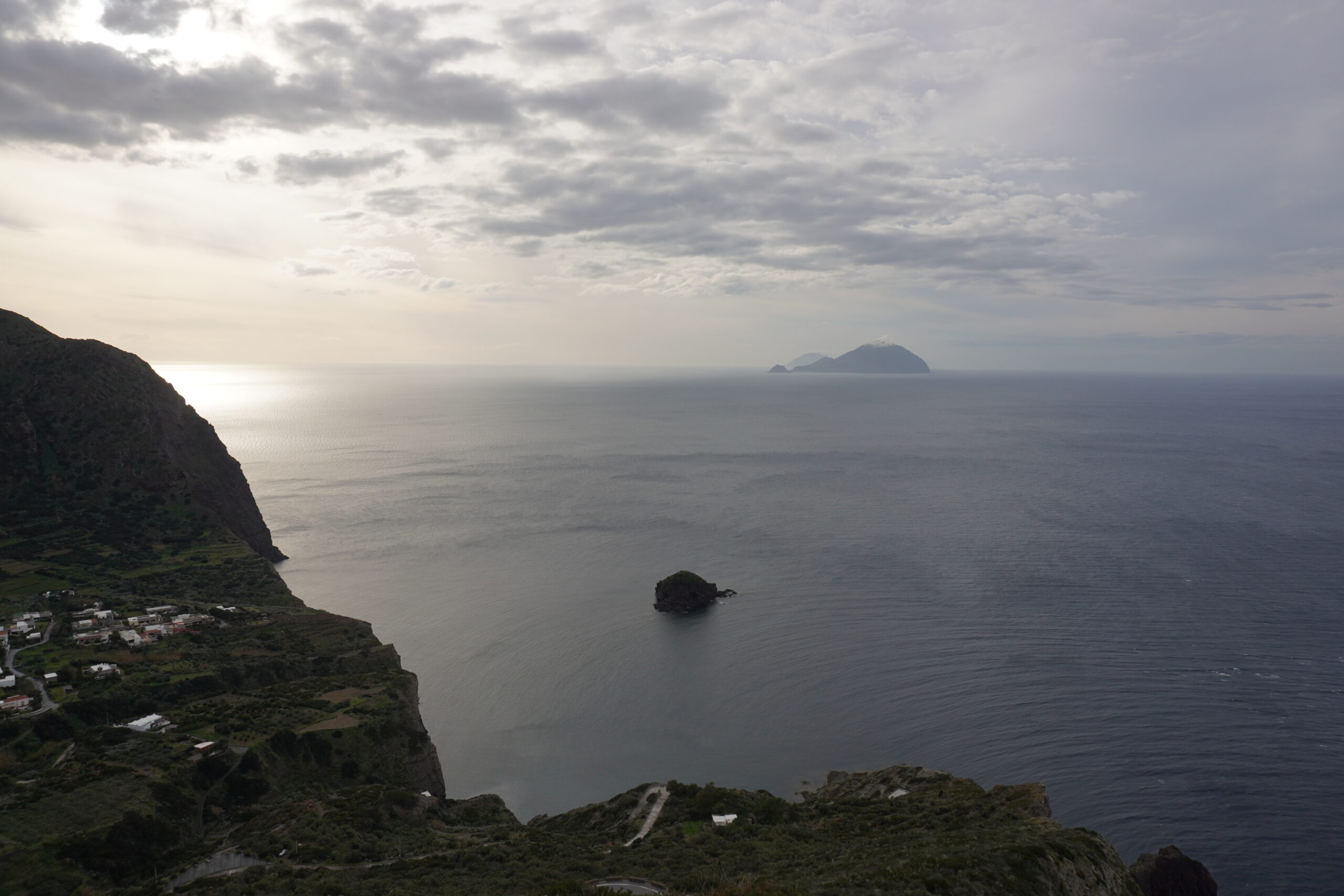 Tramonto a Pollara Salina con vista su Alicudi isole Eolie